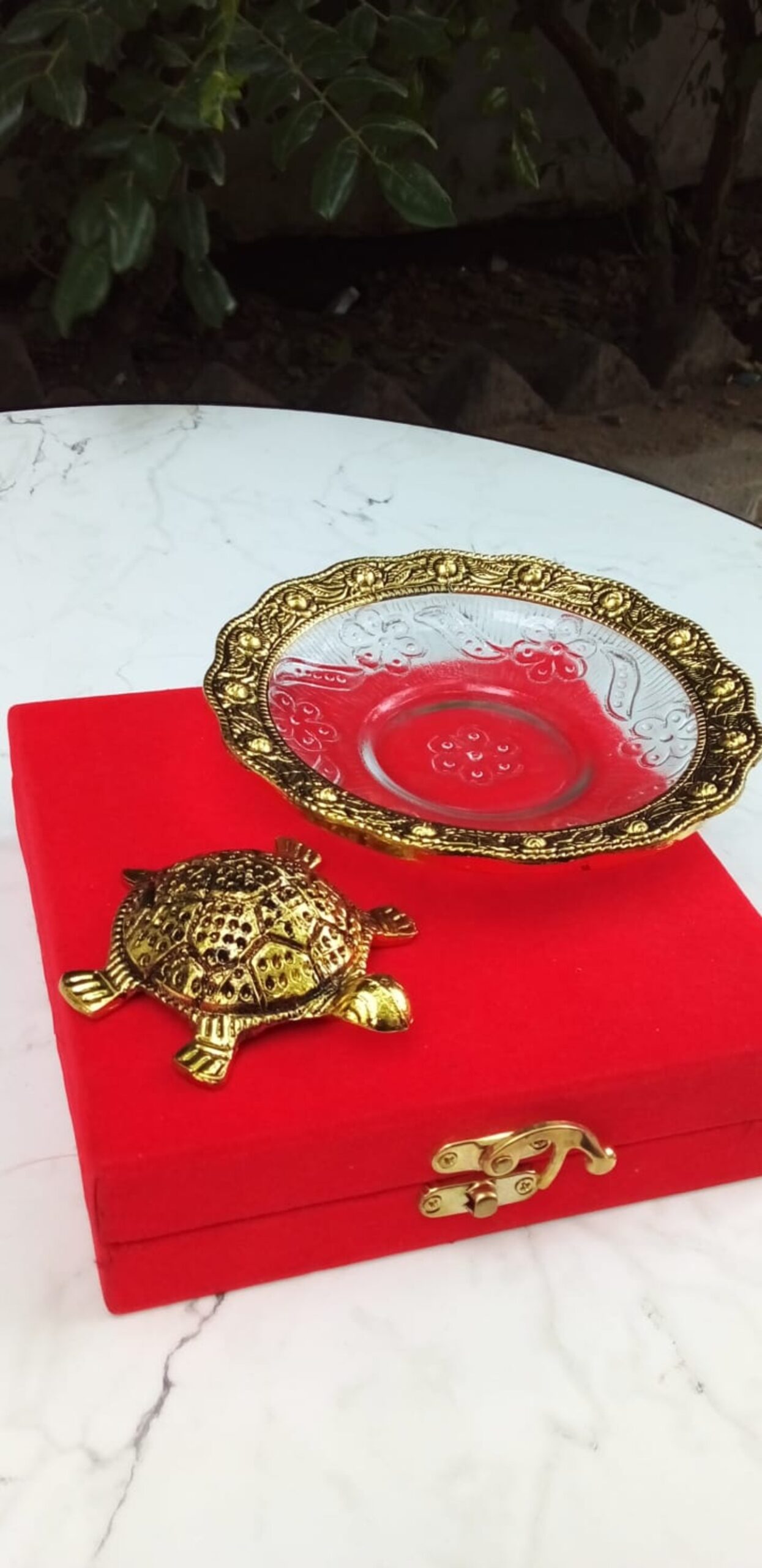 Centerpiece: A gold-colored turtle