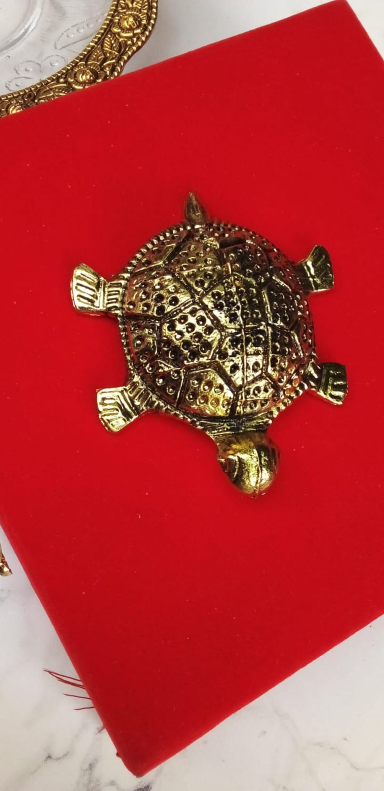 Centerpiece: A gold-colored turtle - Image 4