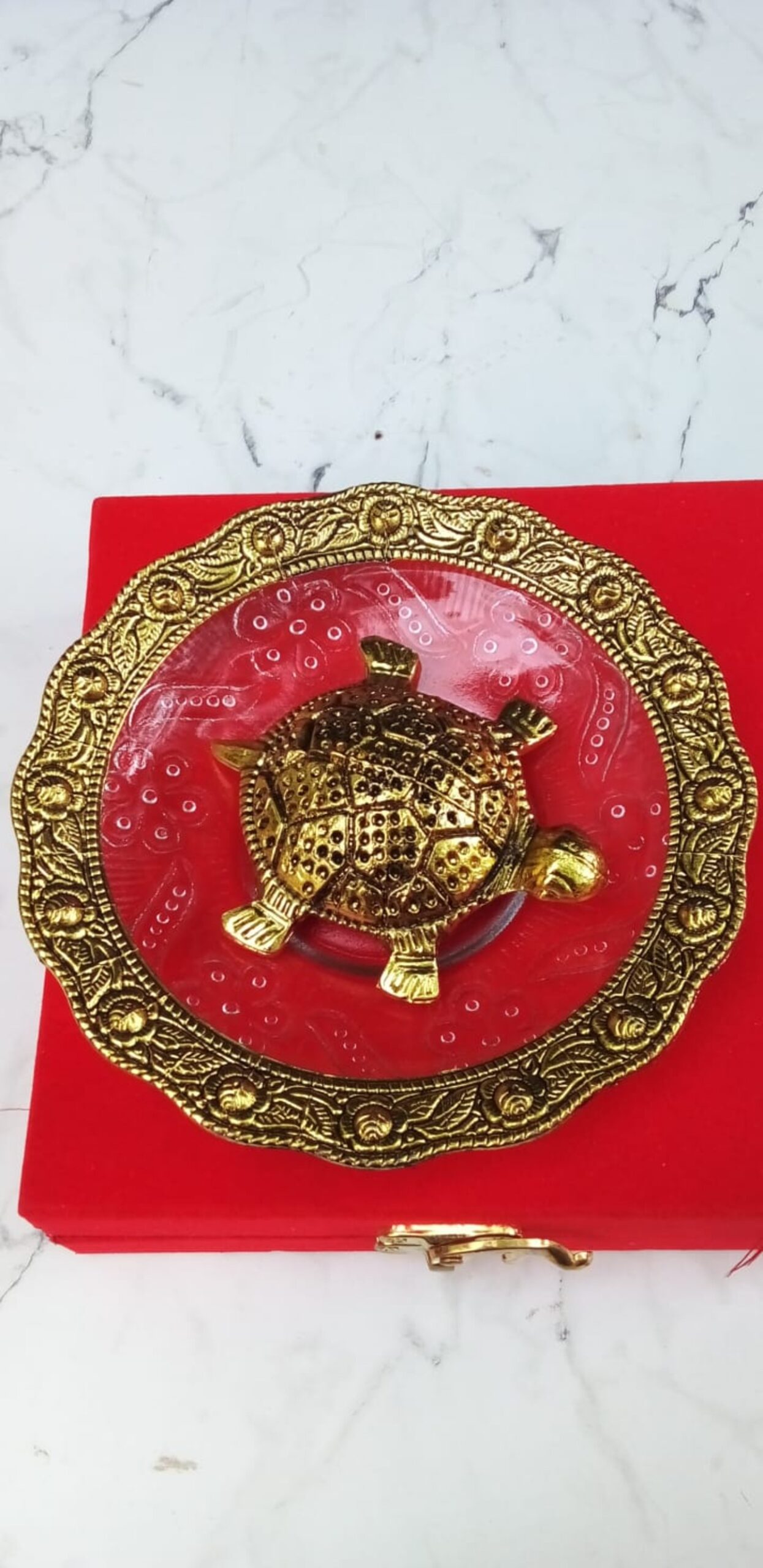 Centerpiece: A gold-colored turtle - Image 2
